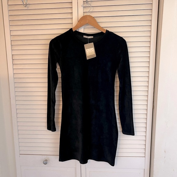 NWT Pull&Bear Velvet Mini Velvet Dress
Size: M - Picture 1 of 9